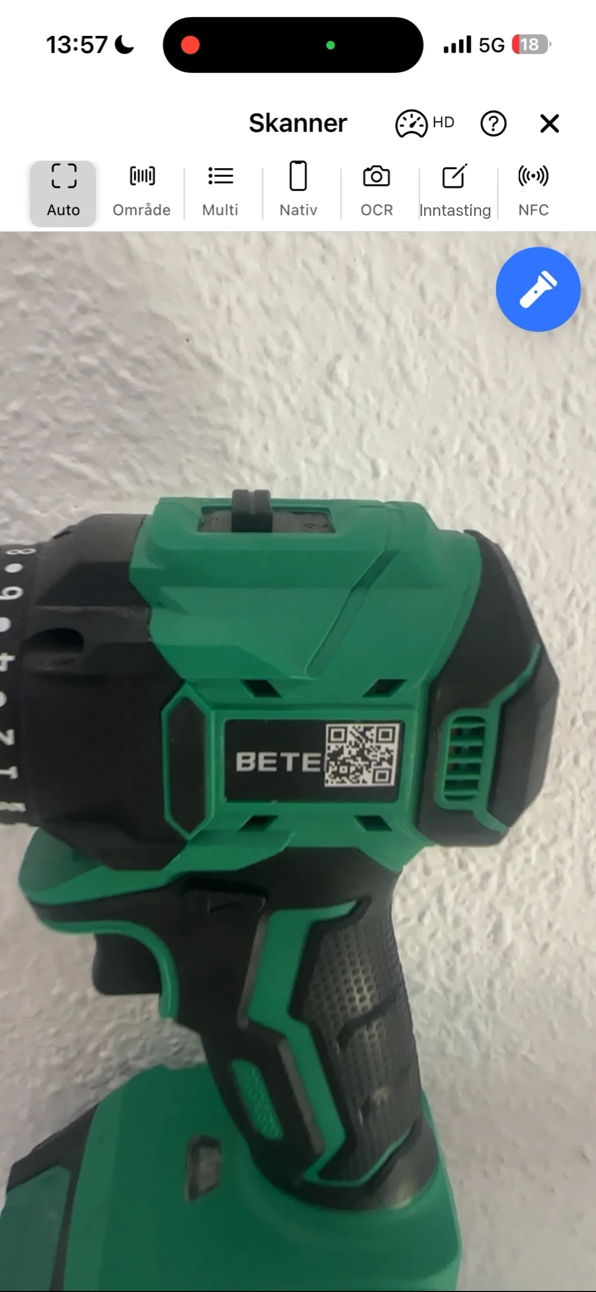 Skanner-skjermen i mobilappen rettet mot QR-koden på en drill