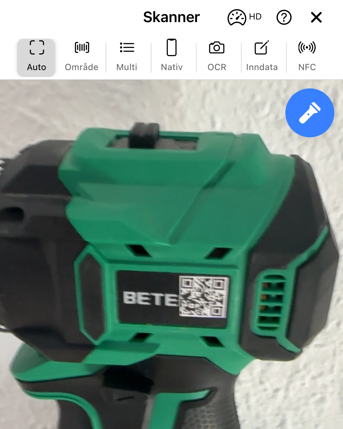 Skanneren i mobilappen leser QR-koden på en drill